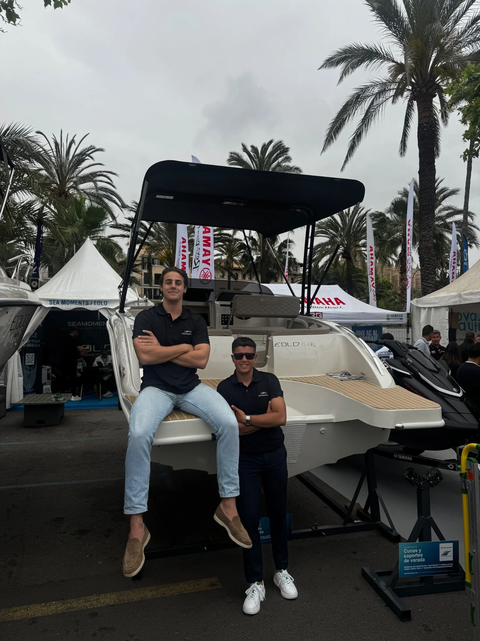 Das Sea Moments Team neben einem Eolo-Boot auf einer Bootsmesse