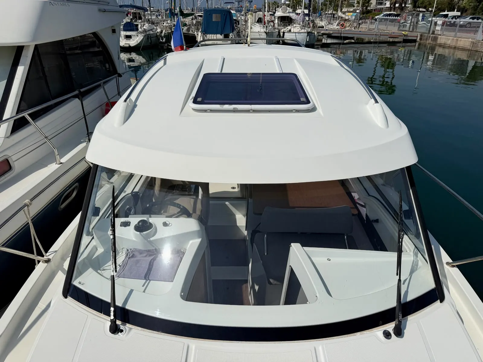 Beneteau Antares 8 · 38