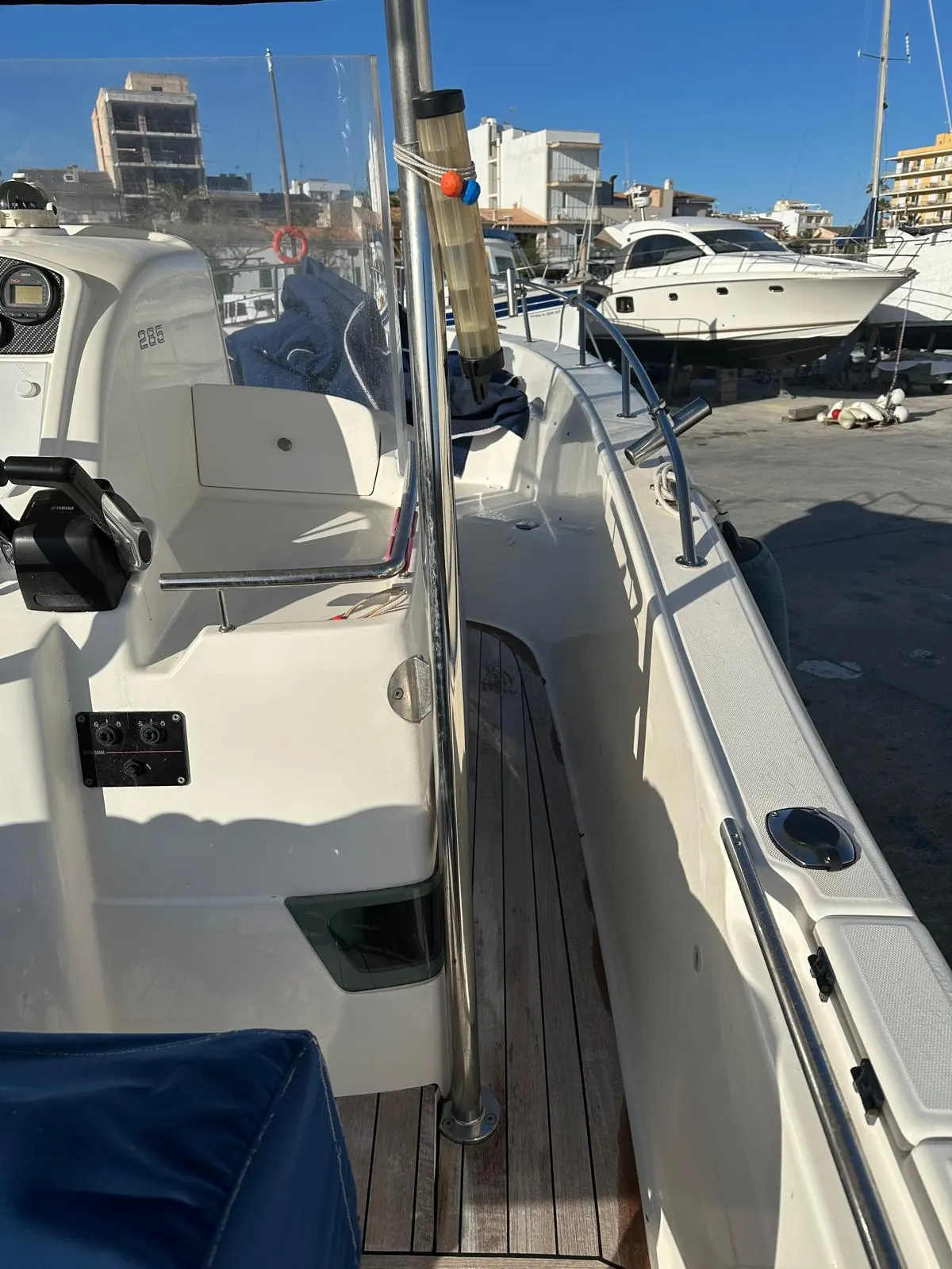 White Shark 285 · 14