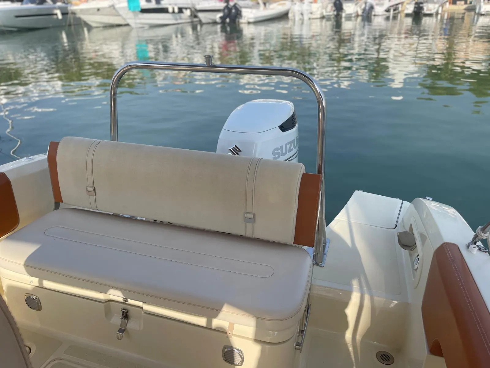 Invictus Yacht 270 · 8