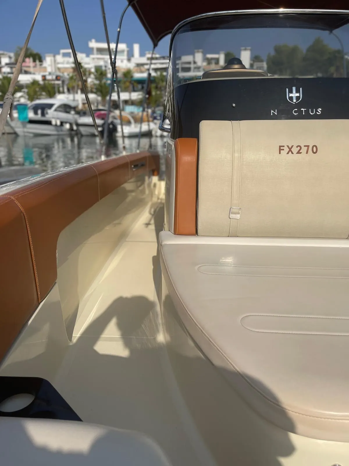Invictus Yacht 270 · 18