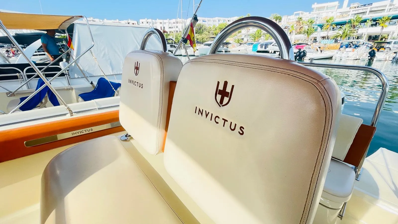 Invictus Yacht 270 · 16