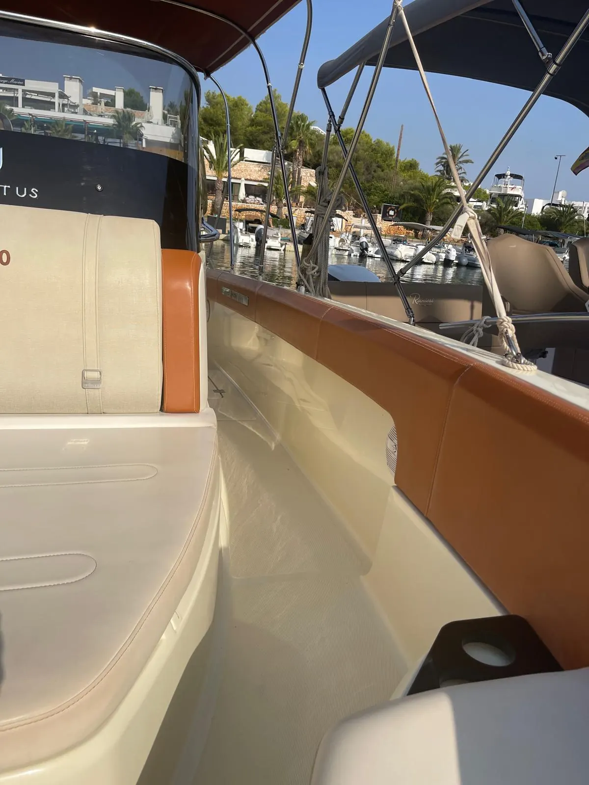 Invictus Yacht 270 · 19