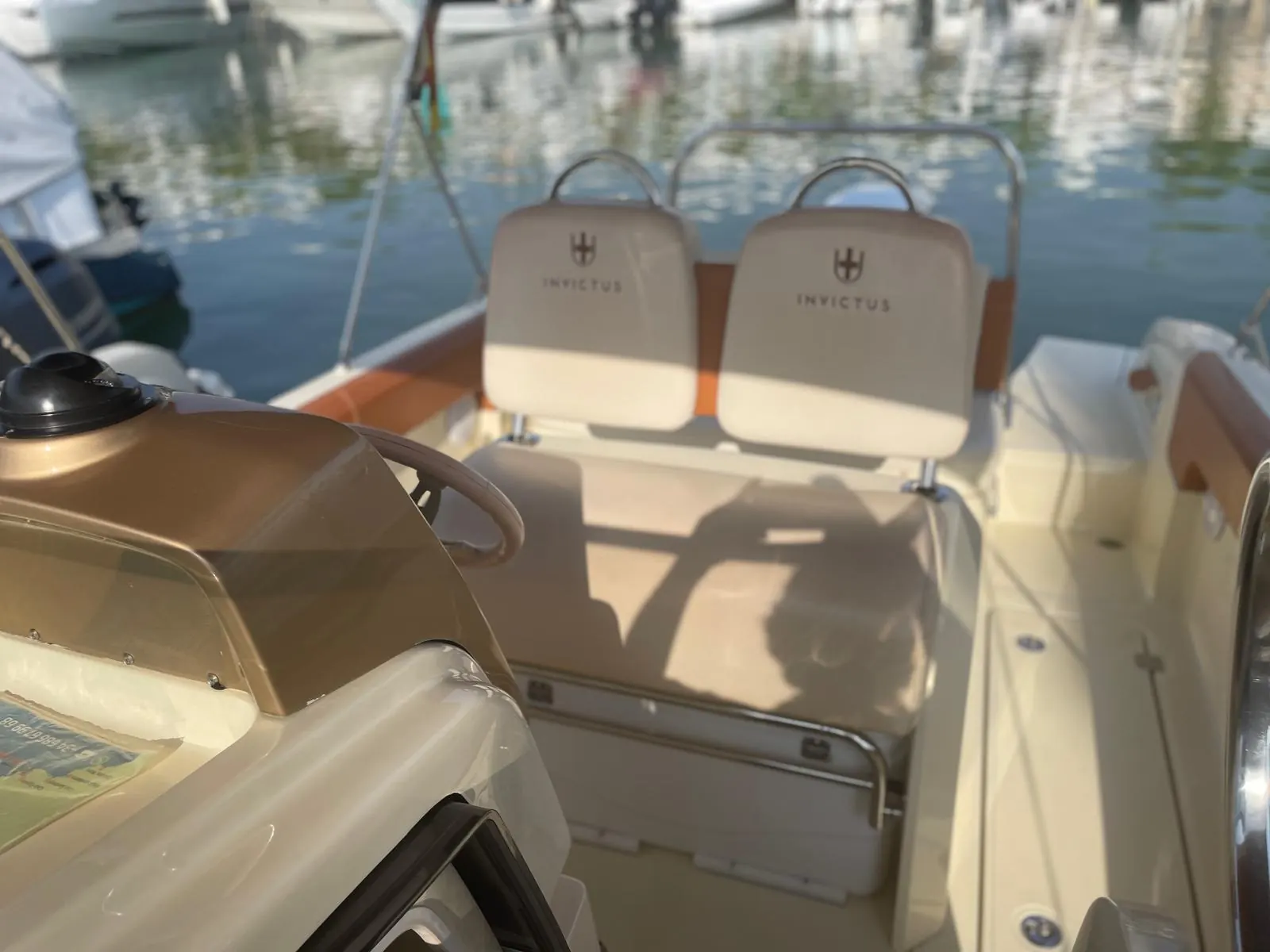 Invictus Yacht 270 · 7