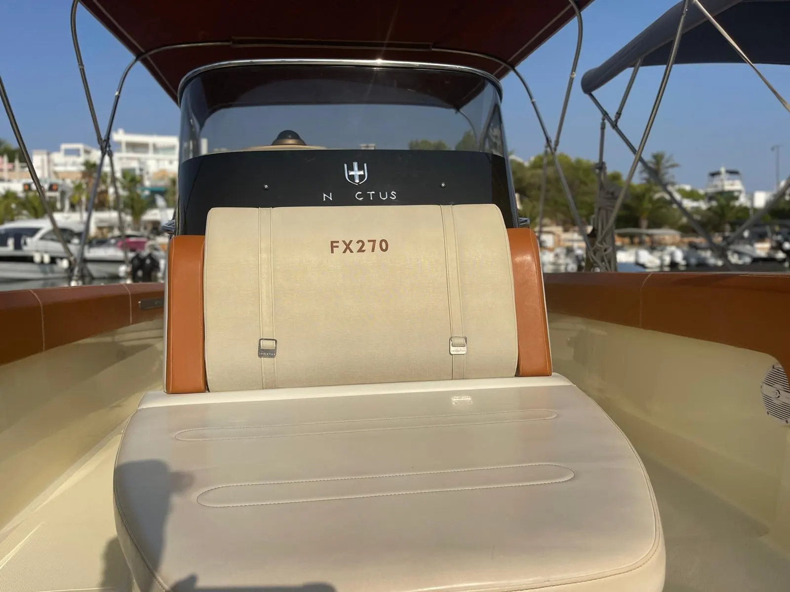 Invictus Yacht 270 · 6