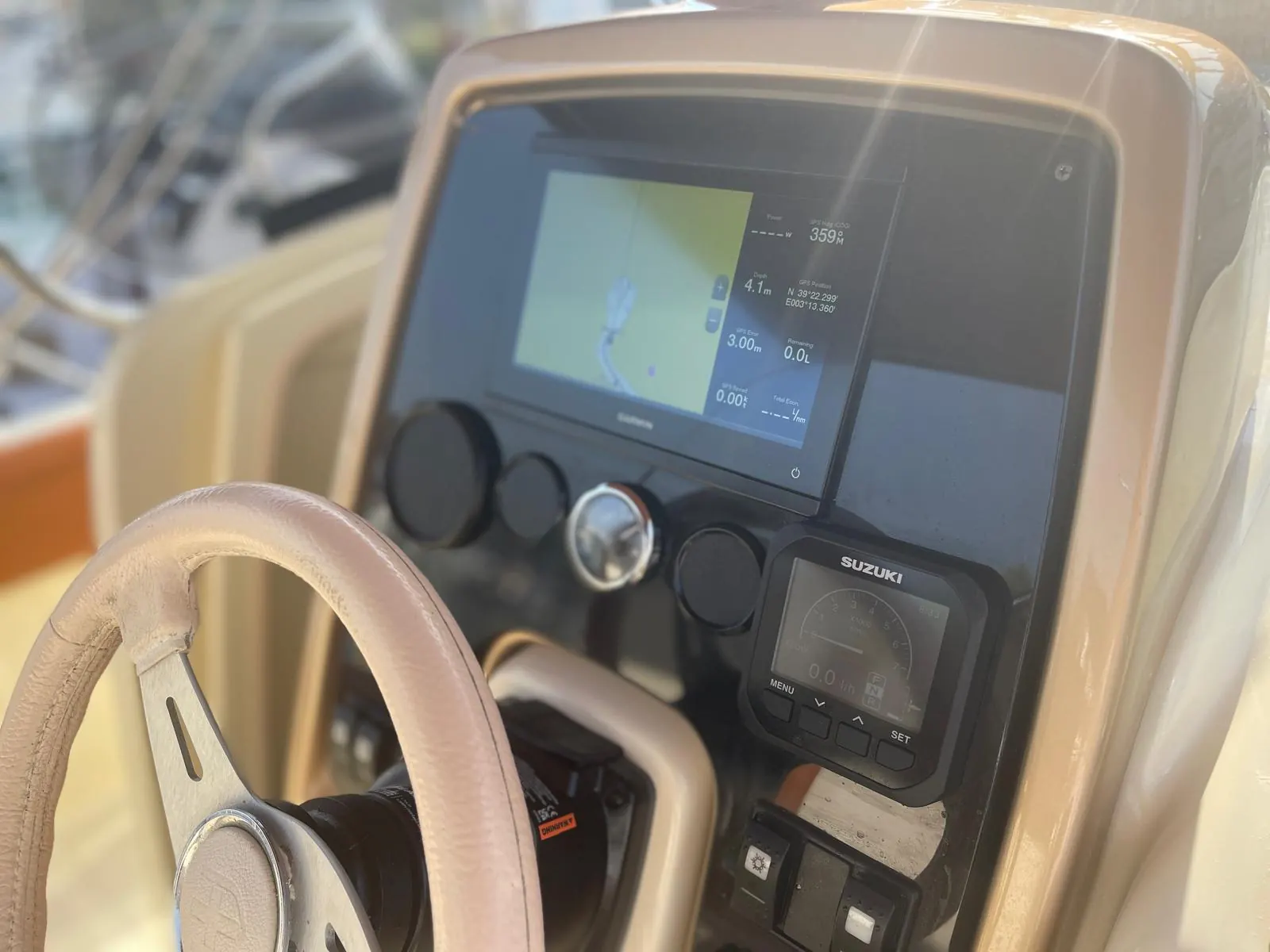 Invictus Yacht 270 · 13