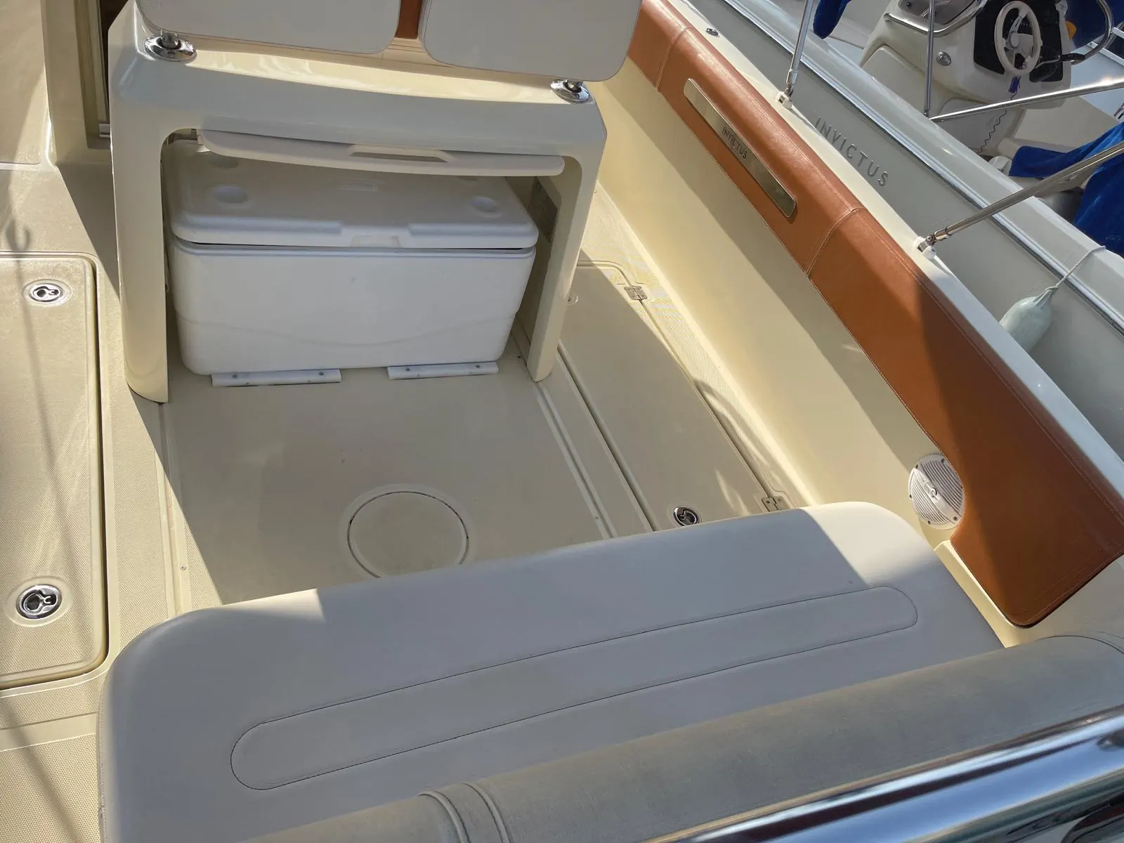 Invictus Yacht 270 · 11