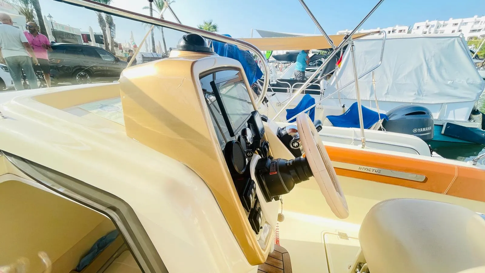 Invictus Yacht 270 · 17