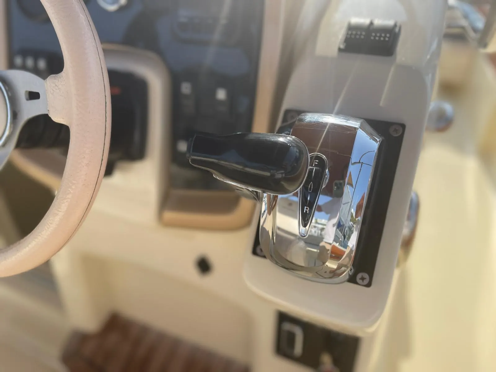 Invictus Yacht 270 · 4