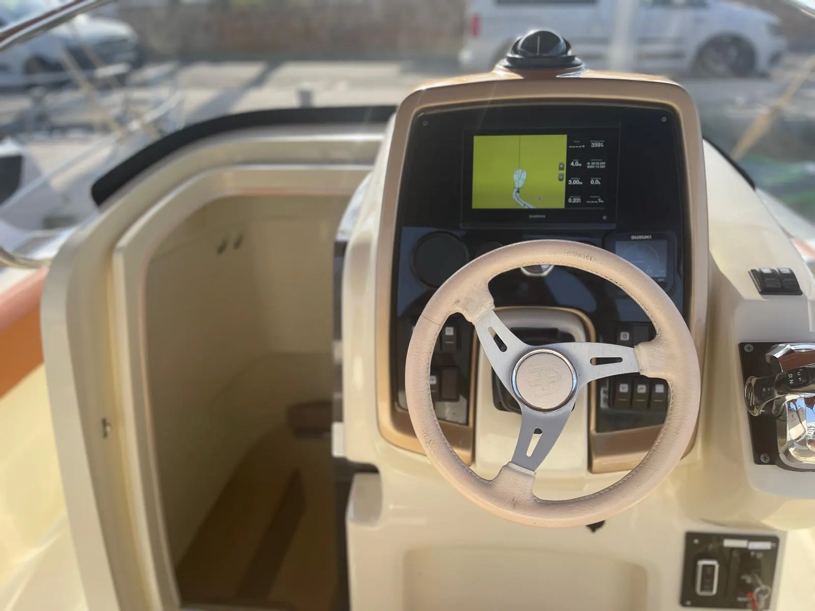 Invictus Yacht 270 · 10