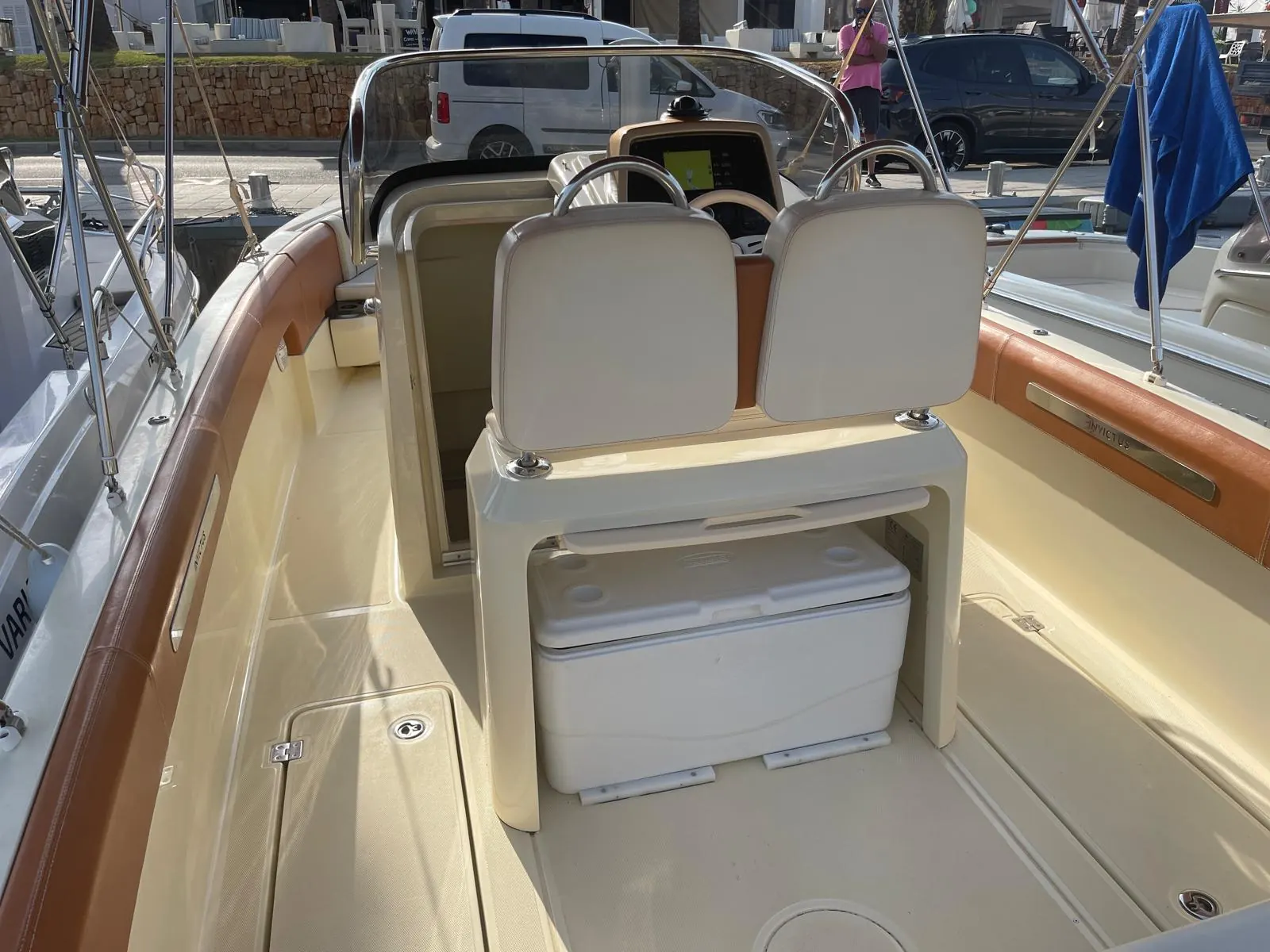 Invictus Yacht 270 · 12