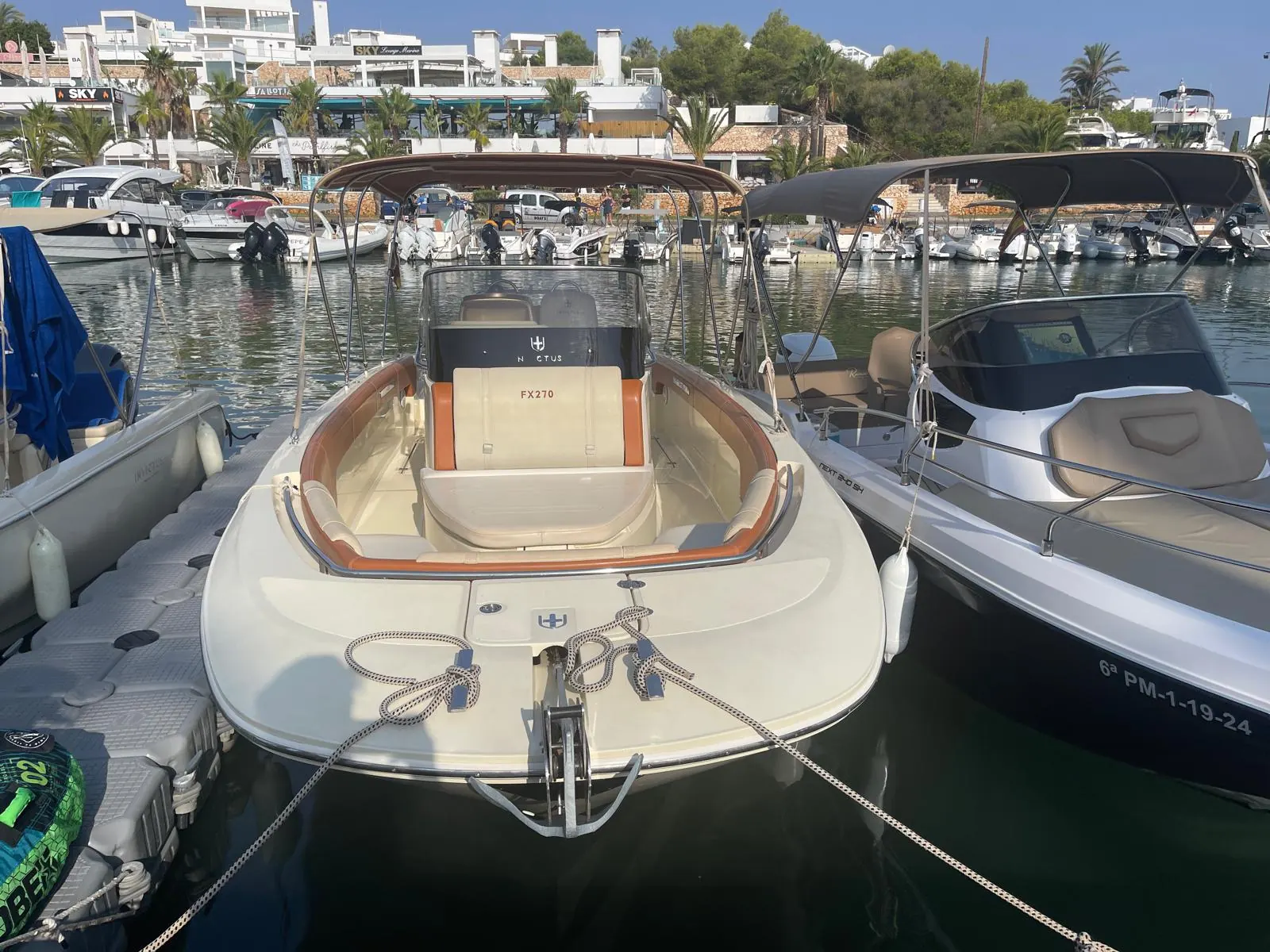 Invictus Yacht 270 · 14