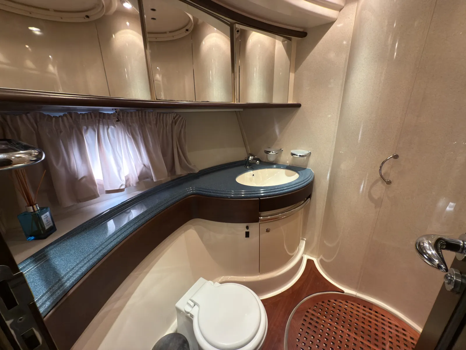 Azimut 68 Plus · 10