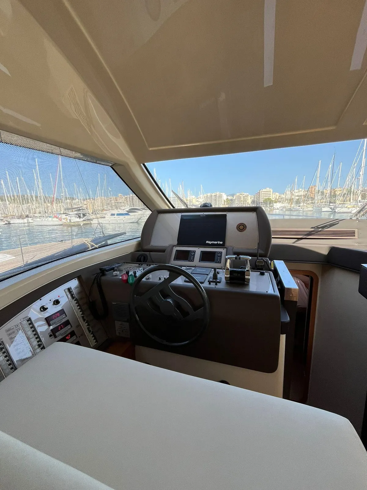 Ferretti 470 · 6